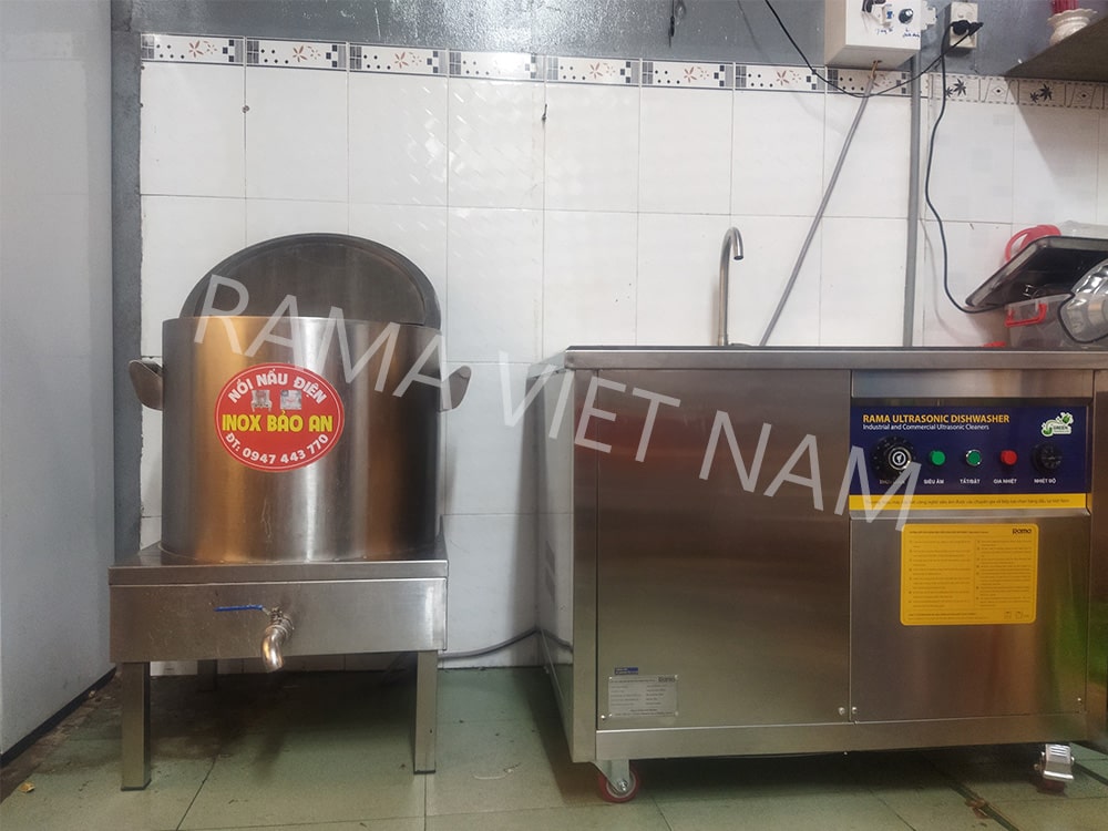 Làm sạch bát đĩa cho quán phở tại Quận 4, Hồ Chí Minh với máy rửa bát Rama