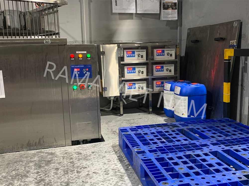 Tẩy rửa dầu mỡ bám trên bề mặt sản phẩm của công ty TOSHIBA ASIA tại Đồng Nai