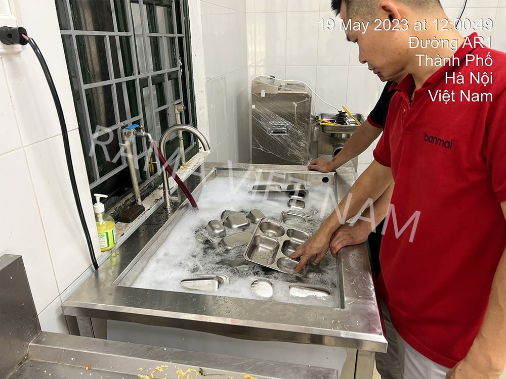 Giải pháp làm sạch khay inox đựng đồ ăn cho trường tiểu học Trung Yên, Cầu Giấy, Hà Nội
