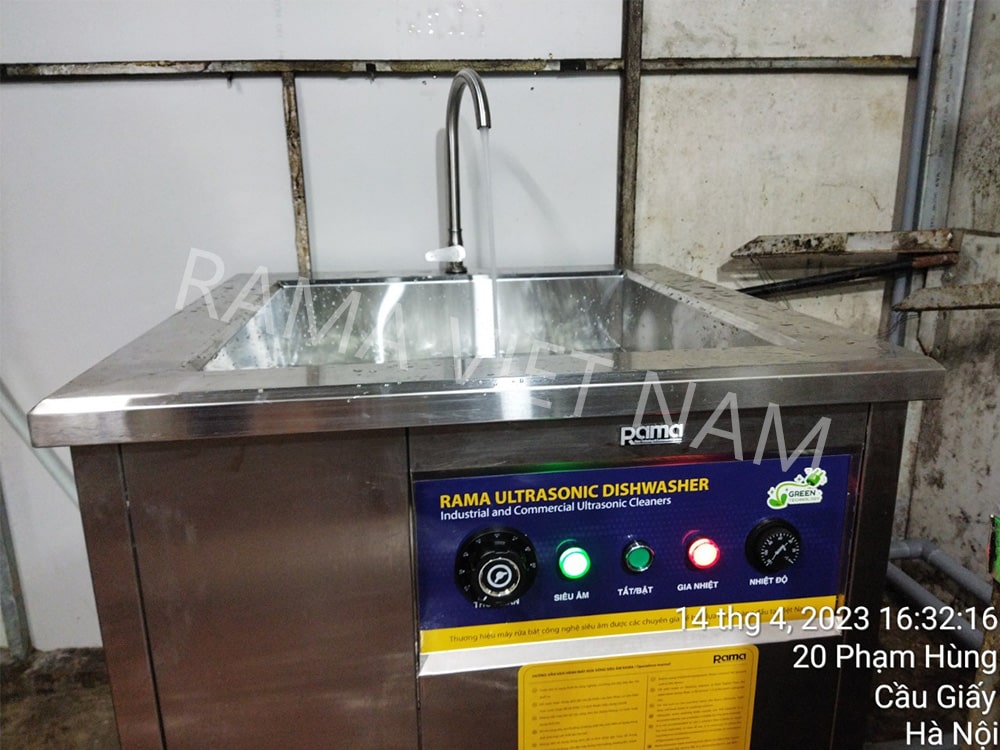 Máy rửa bát sóng siêu âm Rama hoạt động tại quán ăn