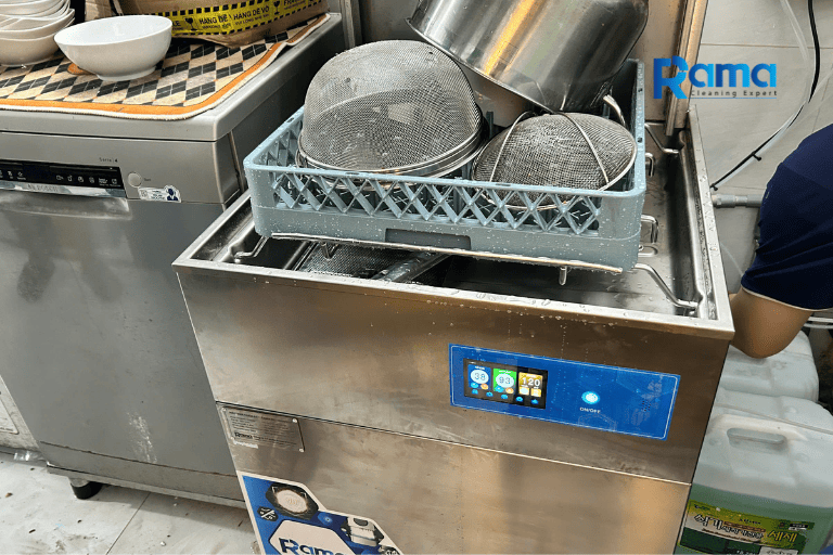 Hình ảnh thực tế sử dụng máy rửa bát cho nhà hàng thương hiệu Rama Việt Nam
