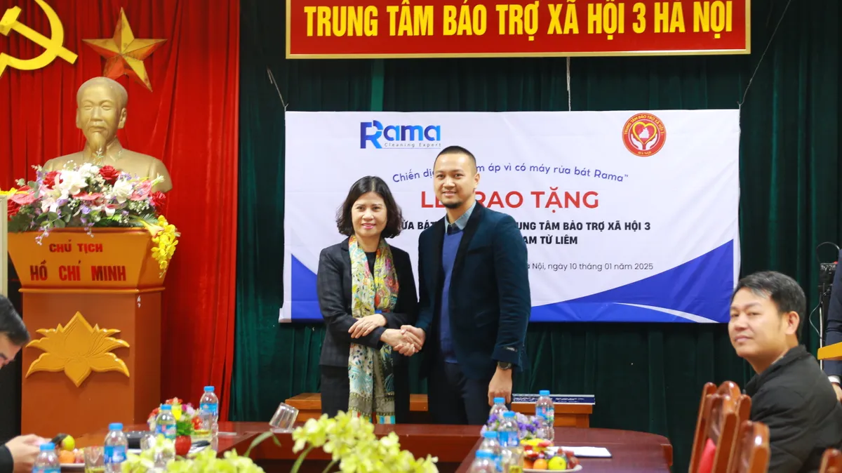 Bà Trần Thị Hải - Giám đốc Trung tâm Bảo trợ xã hội 3 và ông Vũ Văn Vinh - Tổng Giám đốc Công ty cổ phần Rama Việt Nam