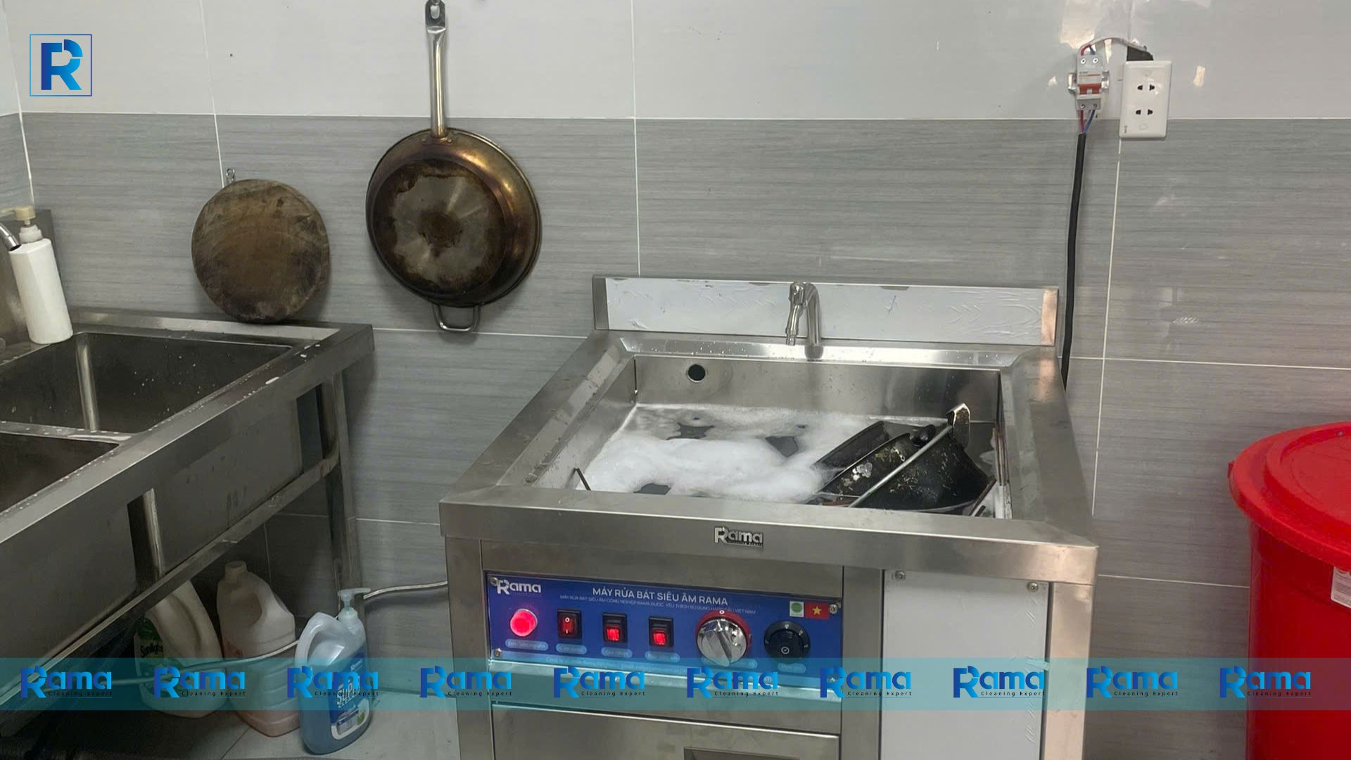 Chuyển đổi công việc làm sạch tại bếp ăn Công ty Khang Gia với Máy rửa bát siêu âm Rama RB-800 Bản Cơ (Inox 304)