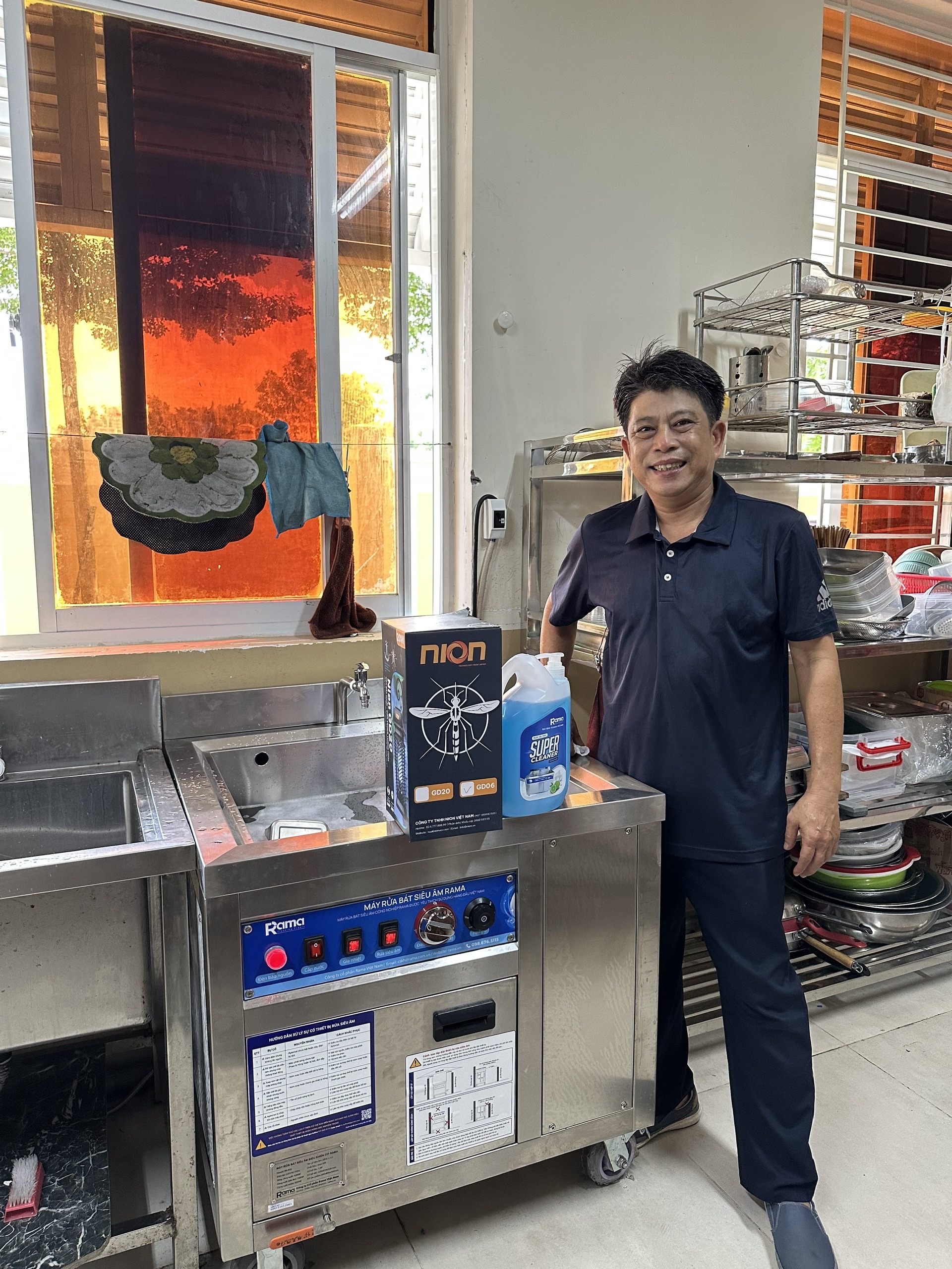 Máy rửa bát băng chuyền công nghiệp – Xử lý hàng nghìn bộ bát đĩa mỗi giờ 8 Ứng dụng và các mẫu phổ biến hiện nay