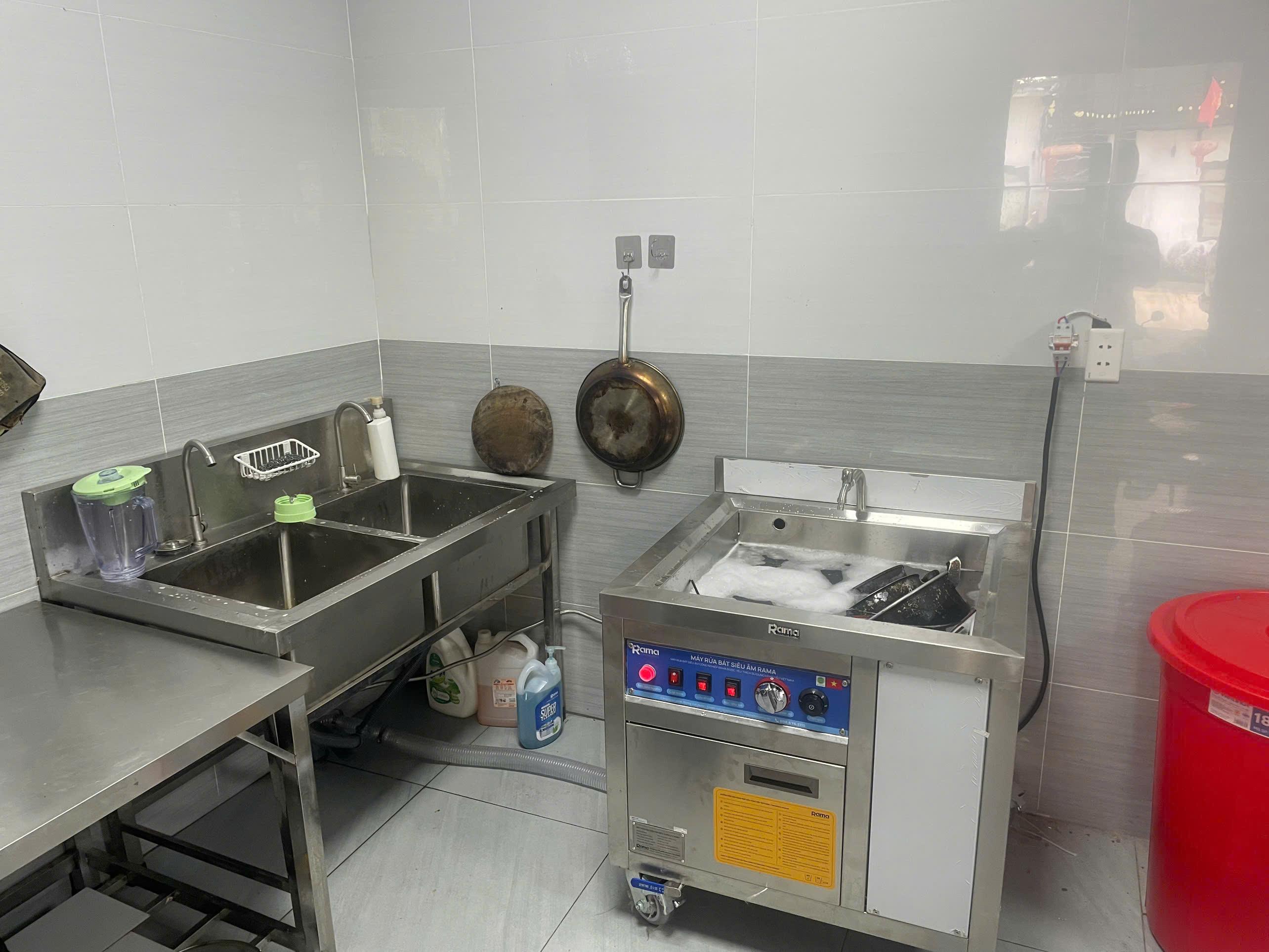 Máy Rửa Bát Tiết Kiệm Nước: Giải Pháp Tối Ưu Chi Phí Cho Nhà Hàng, Khách Sạn 7 3. Giải Pháp Bổ Sung Vượt Trội Với Công Nghệ Rửa Sóng Siêu Âm