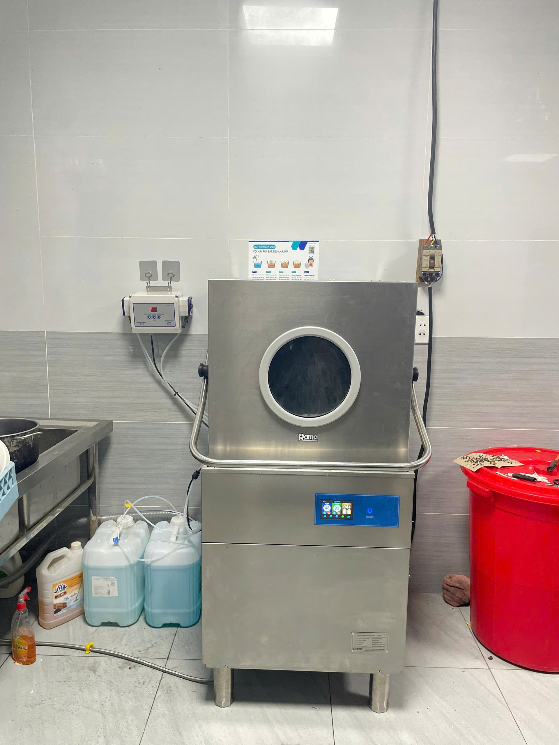 Máy rửa bát thân inox và giải pháp vệ sinh tối ưu cho bếp ăn công nghiệp 7 3. Công nghệ làm sạch sóng siêu âm tích hợp trong bồn rửa inox