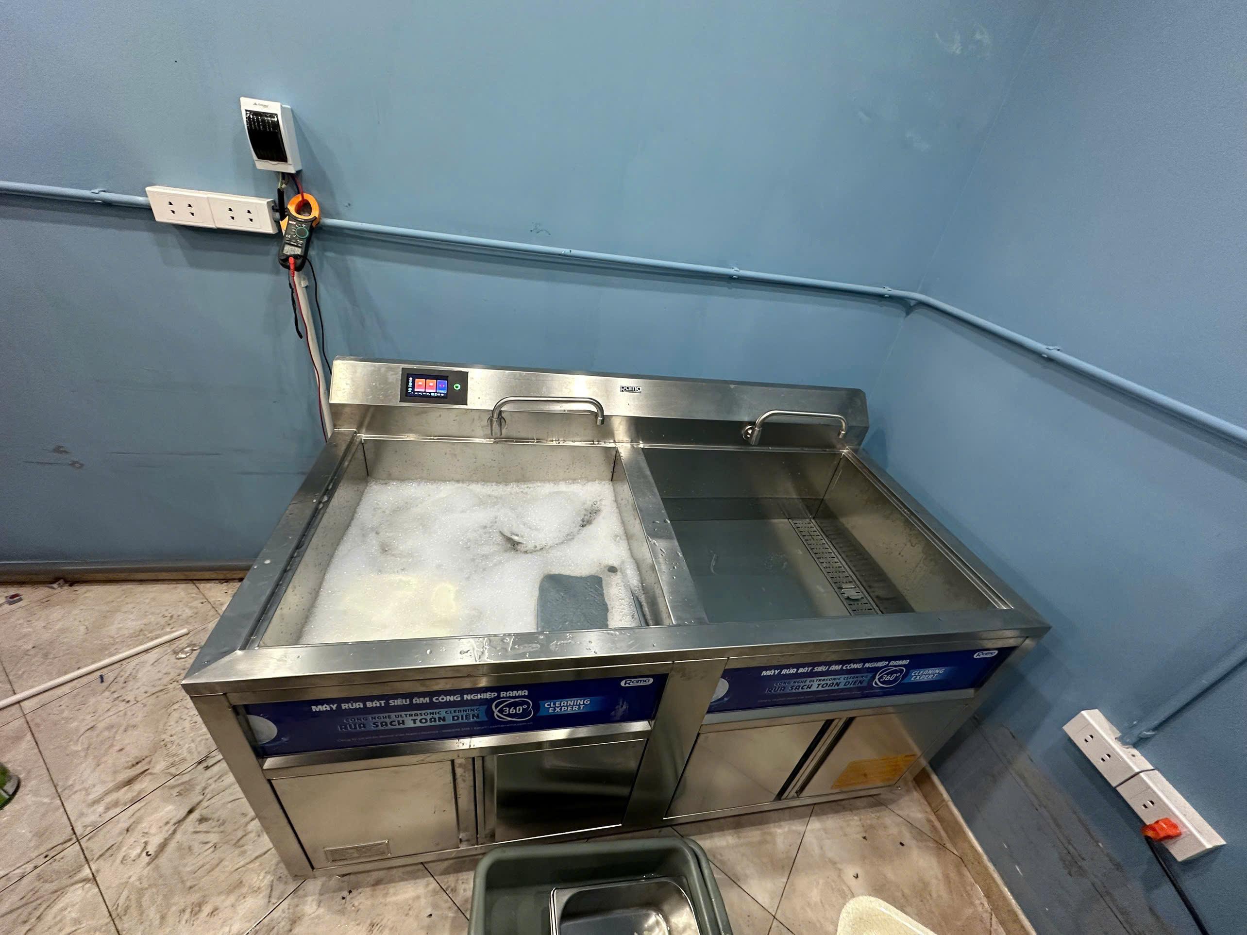 2. Ứng dụng rộng rãi của máy rửa bát công nghiệp trong các lĩnh vực dịch vụ