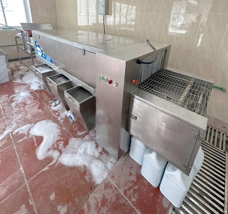 Máy rửa bát công nghiệp: Giải pháp tối ưu hóa vận hành và vệ sinh cho bếp ăn hiện đại