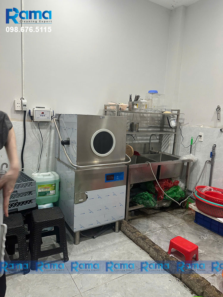 Máy Rửa Bát Công Nghiệp Tiệt Trùng Nhiệt Cao 90 Độ C - Bước Đột Phá Trong Khâu Vệ Sinh Tại Quán Ốc Chị Xíu (quận 1) 6 Máy rửa bát công nghiệp