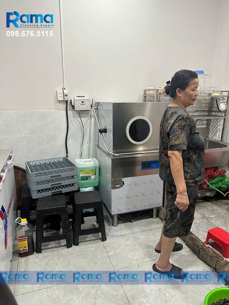 Máy Rửa Bát Công Nghiệp Tiệt Trùng Nhiệt Cao 90 Độ C - Bước Đột Phá Trong Khâu Vệ Sinh Tại Quán Ốc Chị Xíu (quận 1) 7 Máy rửa bát công nghiệp