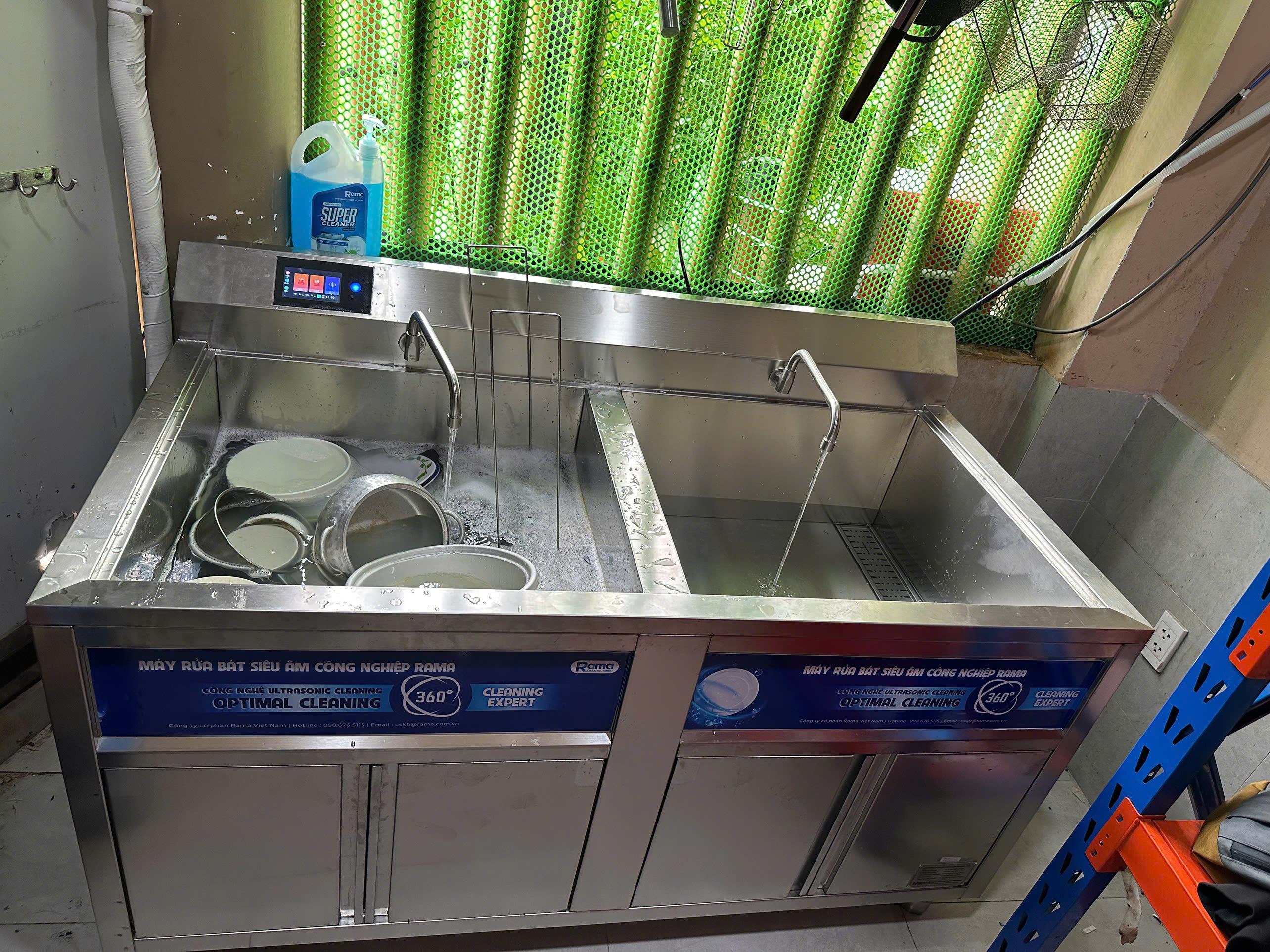 3. Tối ưu hóa chi phí vận hành với máy rửa chén công nghiệp băng chuyền