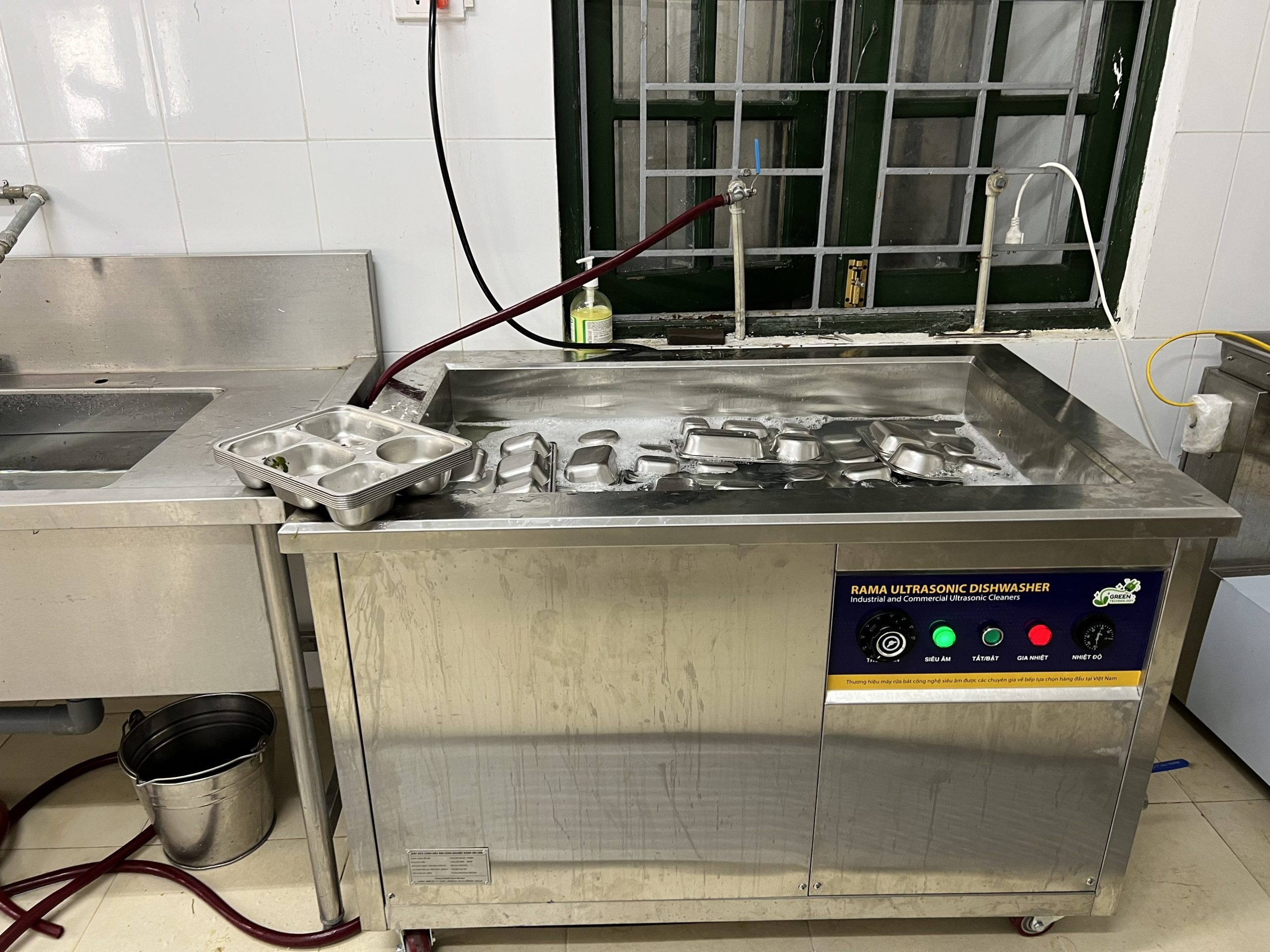 Máy rửa bát siêu âm cho bếp công nghiệp