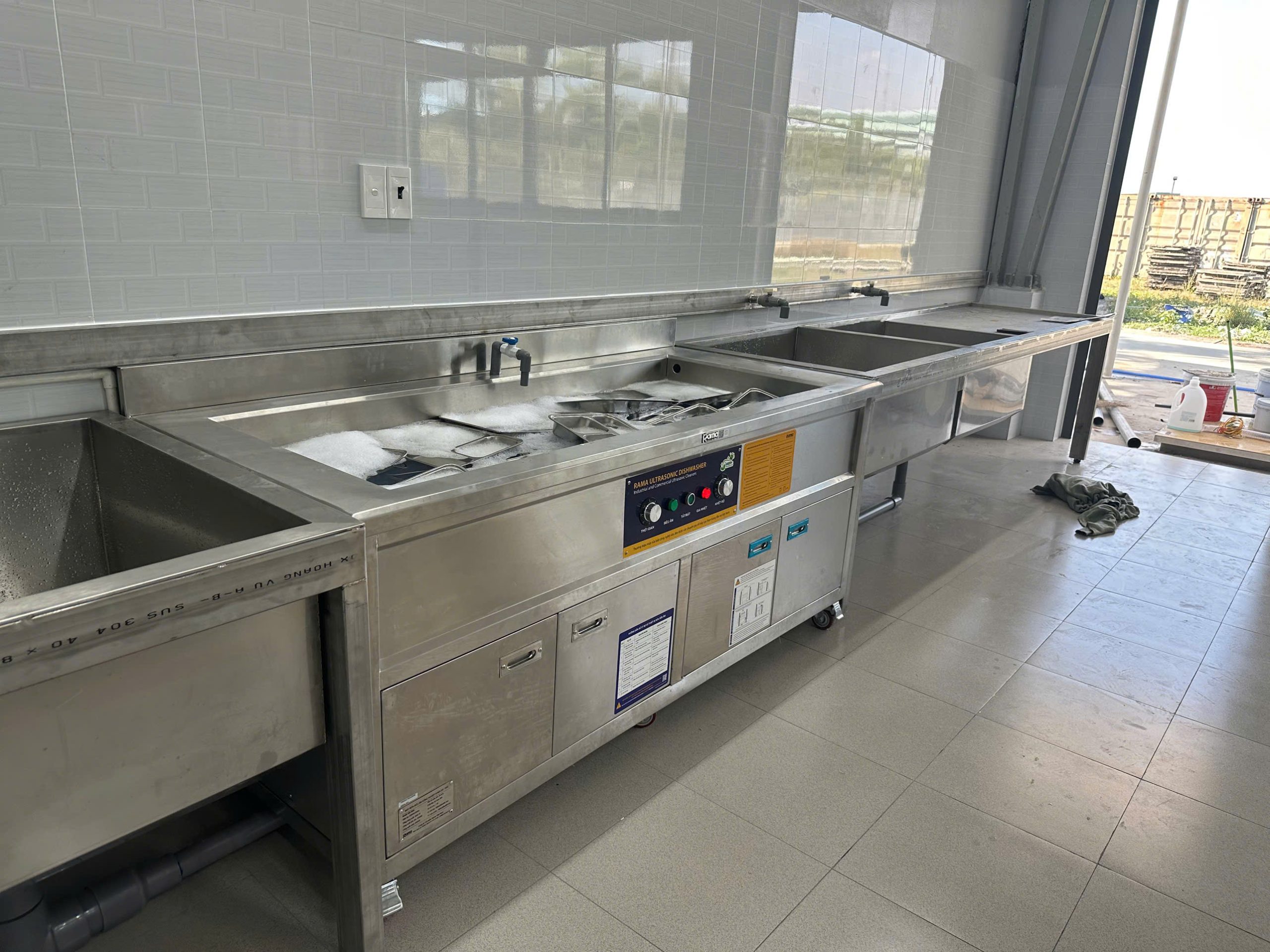 Máy rửa bát nhà hàng giúp doanh nghiệp nâng cao hiệu quả vận hành