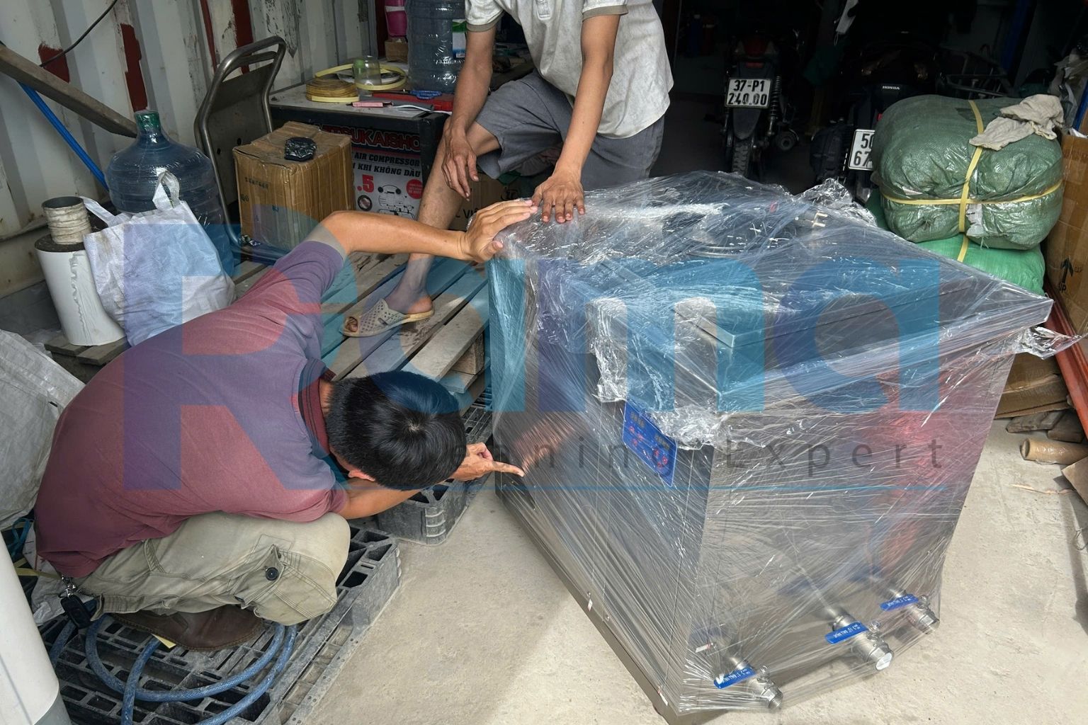Bể rửa siêu âm công nghiệp RAMA GM108L – thiết bị được lựa chọn cho nhu cầu kinh doanh thương mại 8 Bàn giao bể rửa siêu âm công nghiệp RAMA GM108L tại TP.HCM
