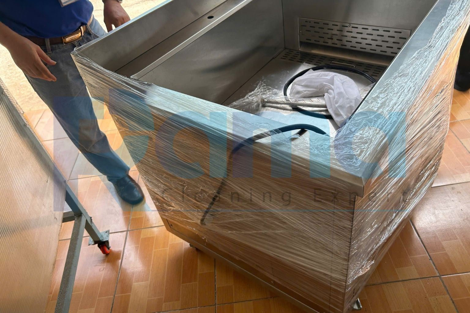 Bàn giao máy rửa bát siêu âm RAMA RB1000 cho doanh nghiệp tại TP.HCM 9 Vì sao công nghệ siêu âm phù hợp cho việc vệ sinh vật dụng?