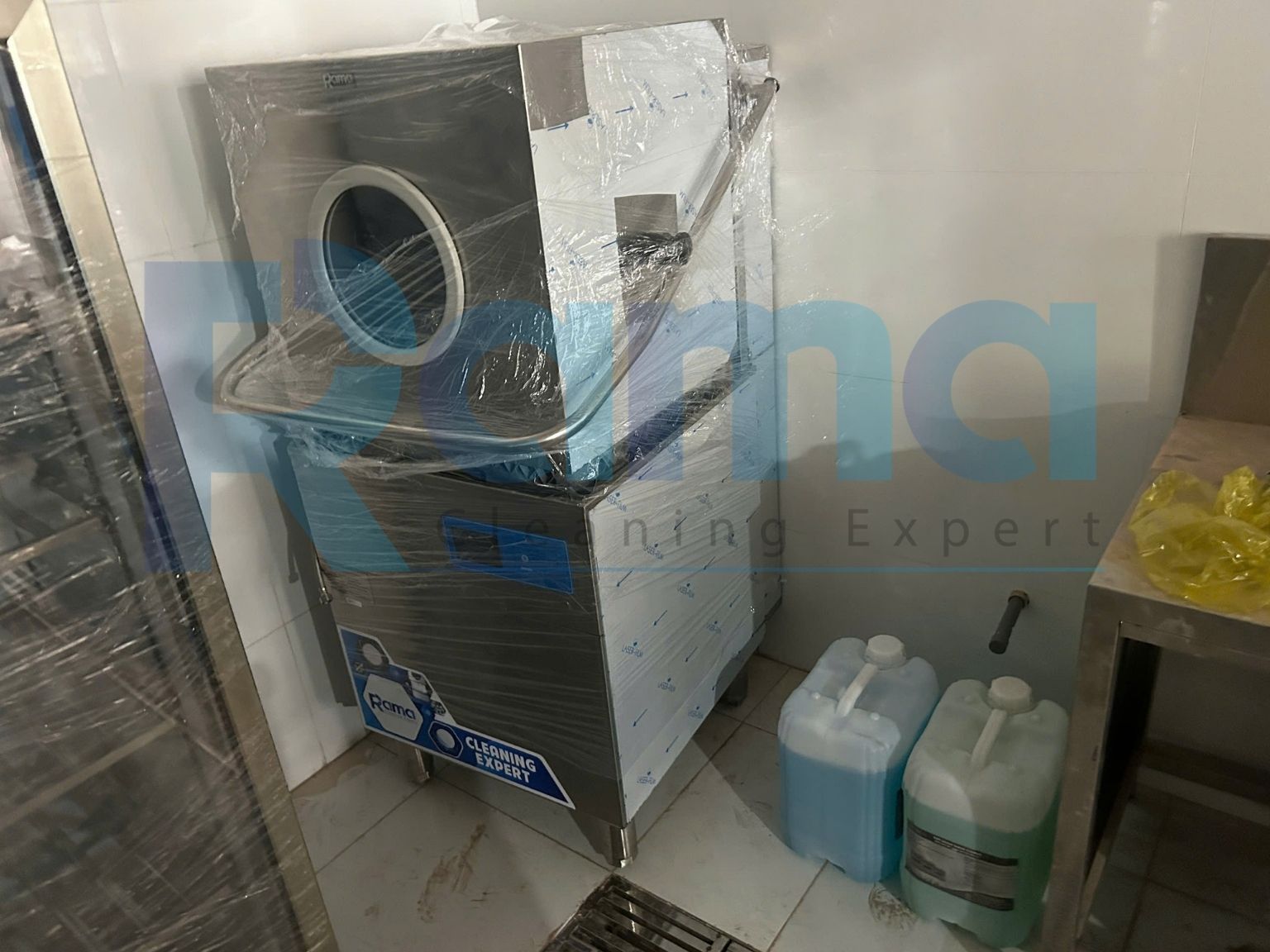 Lợi ích của máy rửa chén bát cửa sập đối với quán ăn
