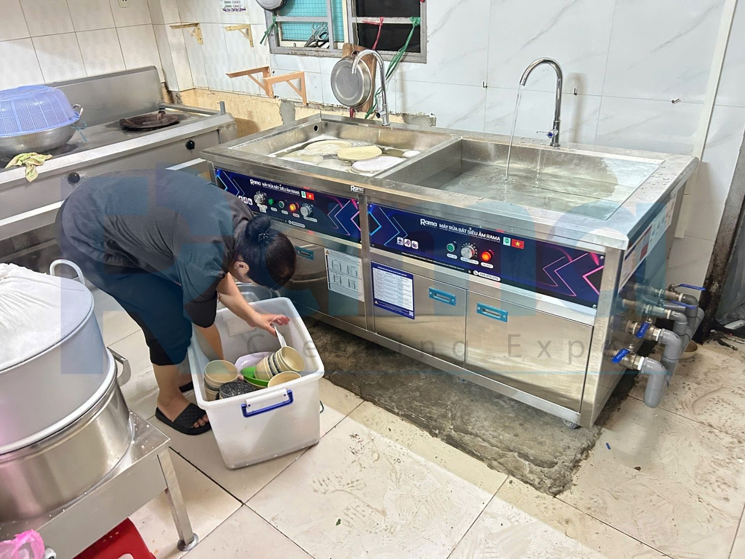 Quán cơm tấm Long Xuyên tối ưu khâu rửa chén với máy rửa bát siêu âm công nghiệp cho nhà hàng Rama RB-1800S 15 Những lợi ích khi ứng dụng máy rửa bát siêu âm công nghiệp cho nhà hàng