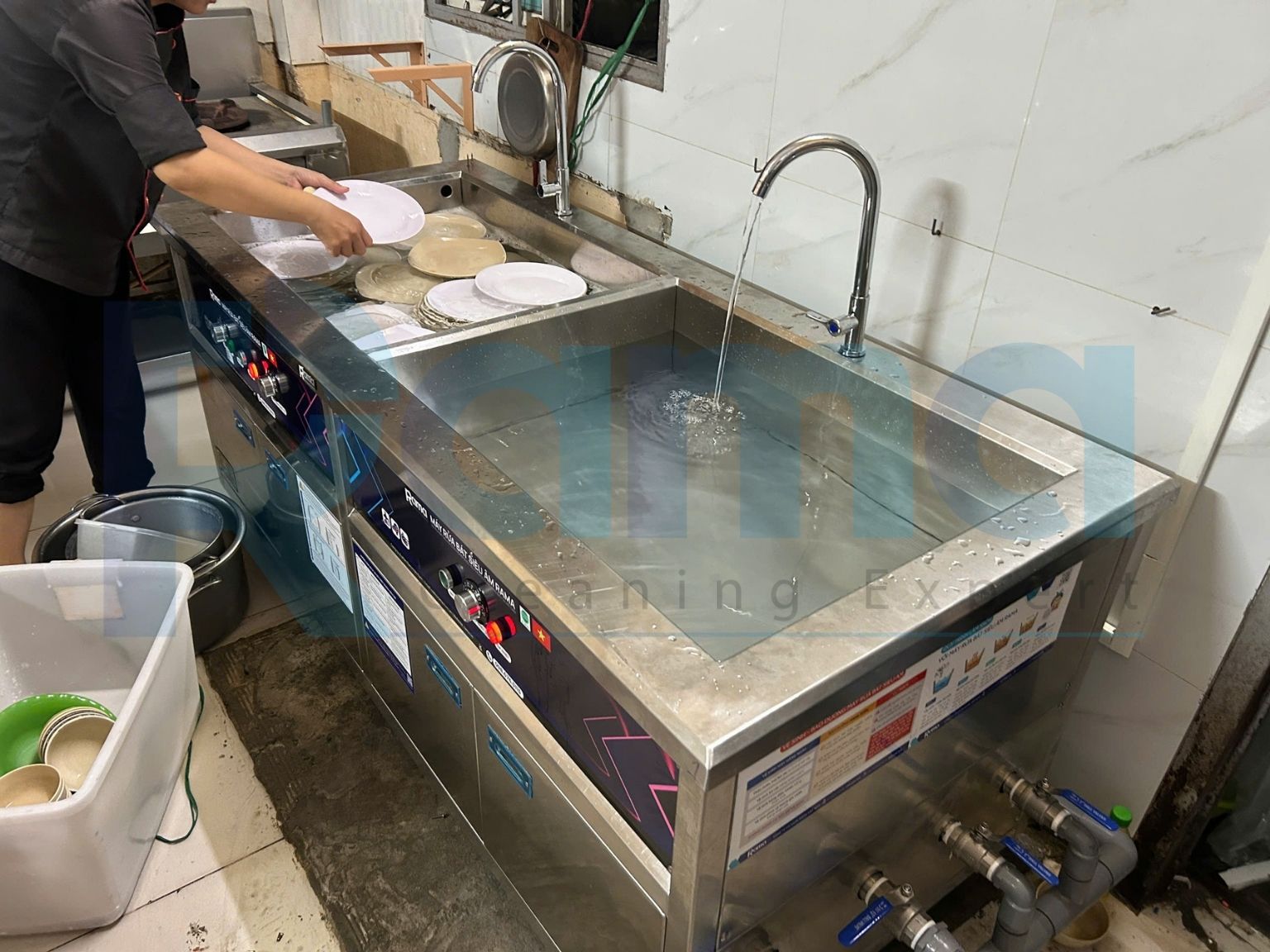 Quán cơm tấm Long Xuyên tối ưu khâu rửa chén với máy rửa bát siêu âm công nghiệp cho nhà hàng Rama RB-1800S 14 Quy trình sử dụng máy rửa bát siêu âm cho quán cơm