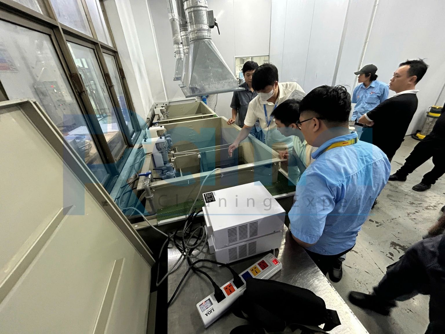Thiết kế 2 máy tạo sóng siêu âm – tấm rung siêu am· GK2400S theo yêu cầu cho dây chuyền làm sạch nhôm, inox 12 Nghiệm thu: GK2400S đáp ứng yêu cầu đánh siêu âm nhôm, inox