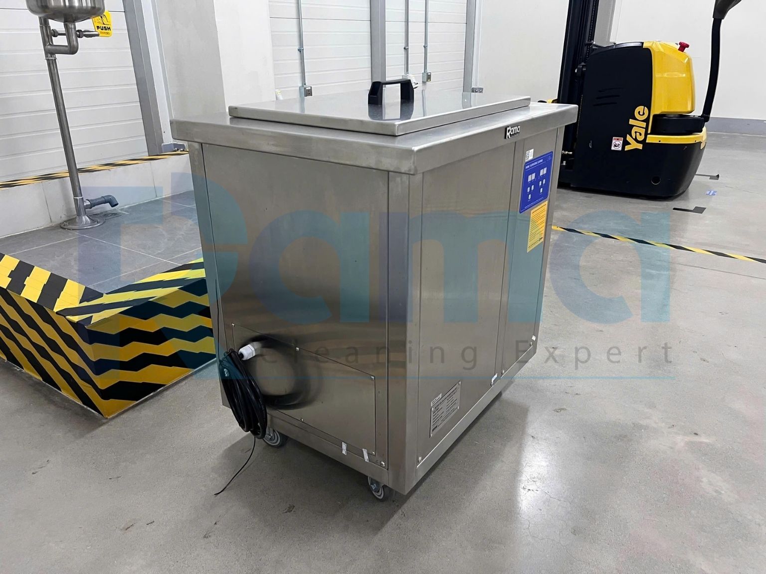 Bể rửa siêu âm công nghiệp rửa linh kiện cơ khí Rama GM61L có khả năng rửa đa dạng các chi tiết trong sản xuất công nghiệp