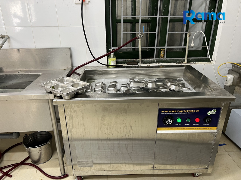 Máy rửa bát sóng siêu âm công nghiệp: Giải pháp làm sạch số lượng lớn tối ưu 10 Lưu ý chọn máy làm từ Inox 304 cao cấp, chống gỉ sét tuyệt đối