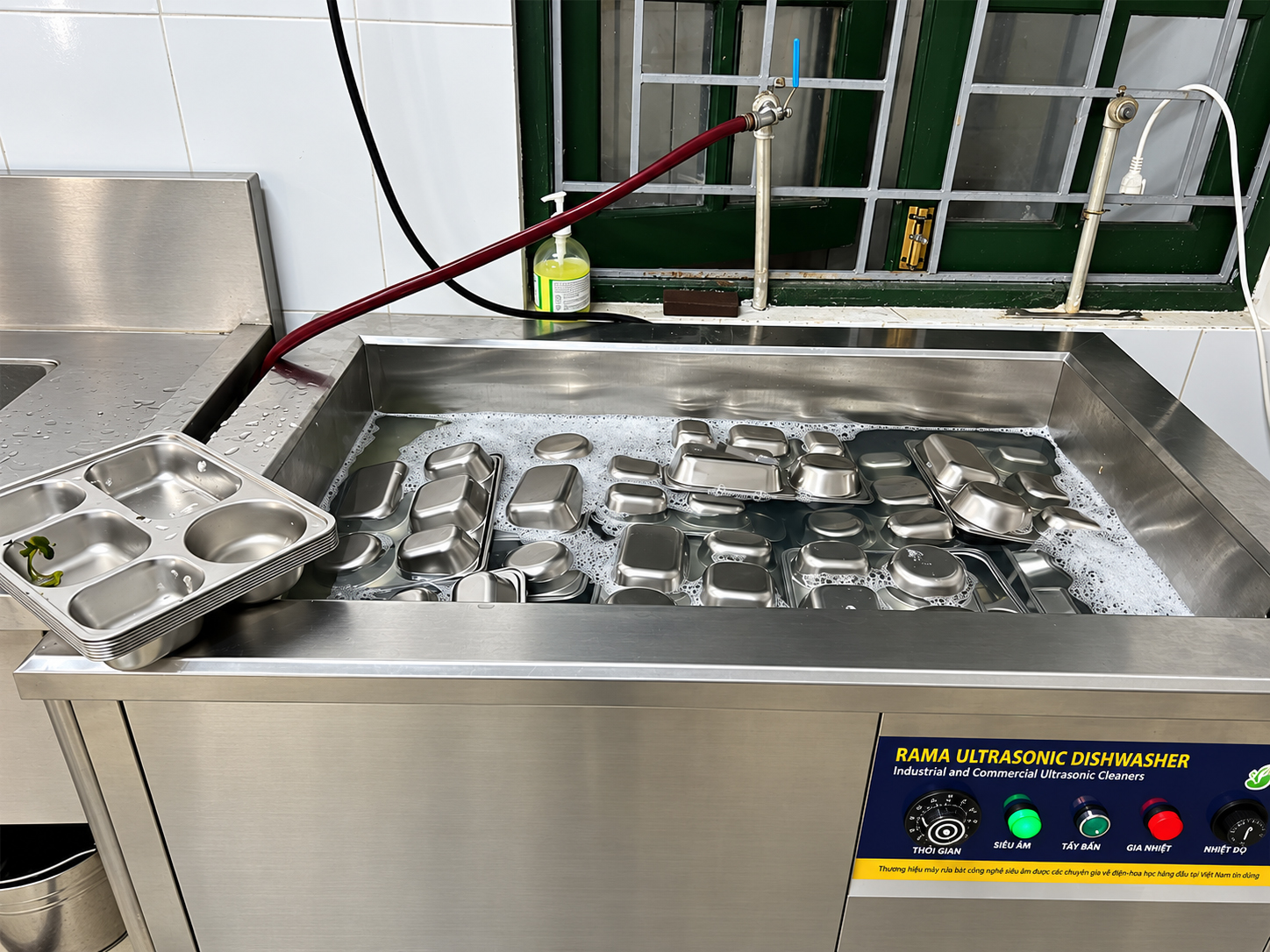 Máy rửa khay công nghiệp- Dụng cụ hữu ích trong rửa khay suất ăn học sinh 7 Máy rửa khay công nghiệp công nghệ sóng siêu âm được ứng dụng trong rửa khay suất ăn học sinh