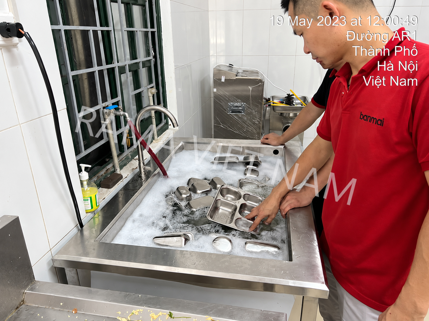 Máy rửa khay công nghiệp- Dụng cụ hữu ích trong rửa khay suất ăn học sinh 10 Máy rửa khay công nghiệp một ngăn rửa khay suất ăn học sinh phù hợp với các nhà trường quy mô nhỏ