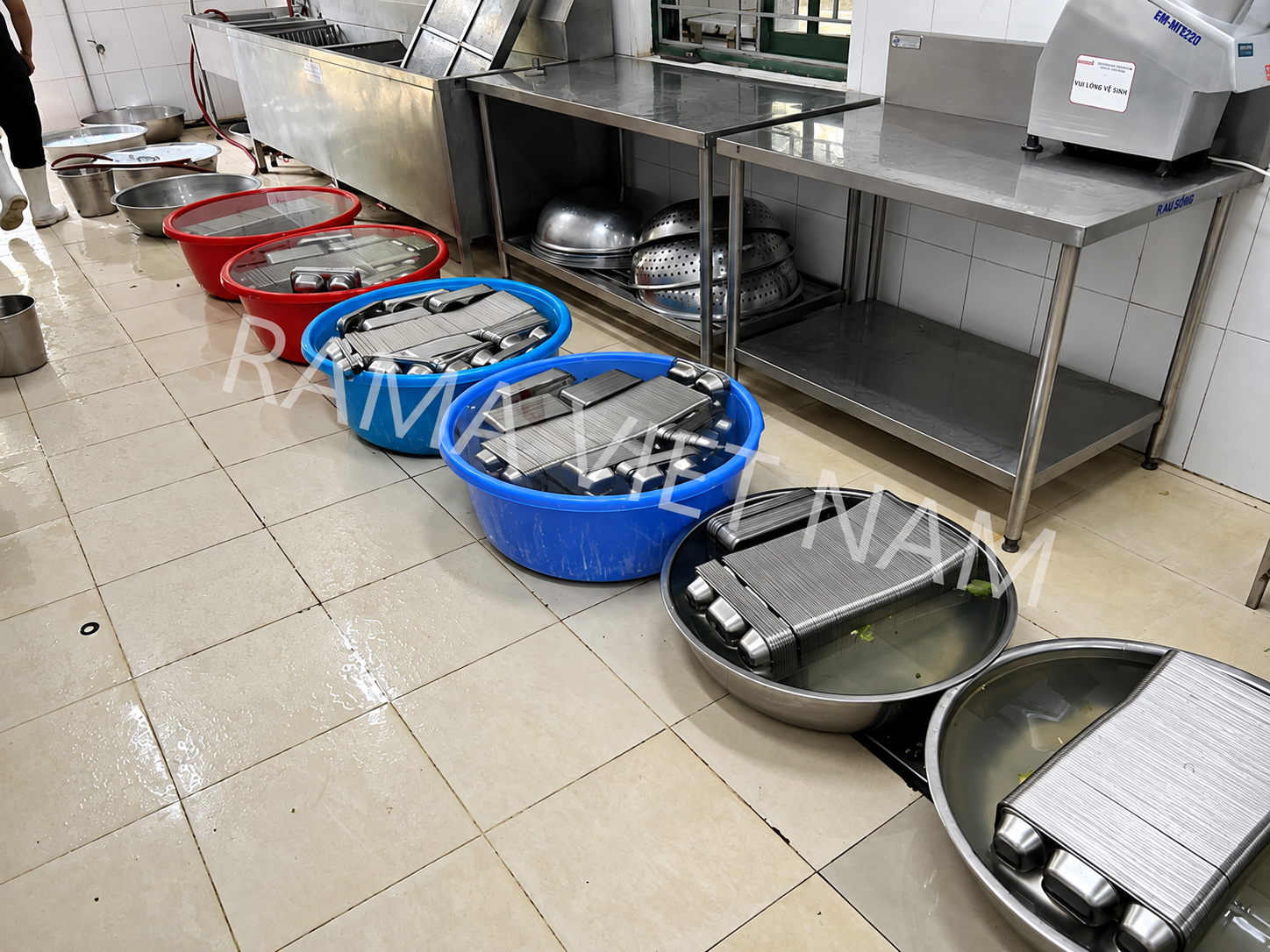 Máy rửa khay công nghiệp- Dụng cụ hữu ích trong rửa khay suất ăn học sinh 12 Dựa trên vấn đề thực tế về số lượng khay suất ăn học sinh mà máy rửa khay công nghiệp cần được lựa chọn dung tích phù hợp