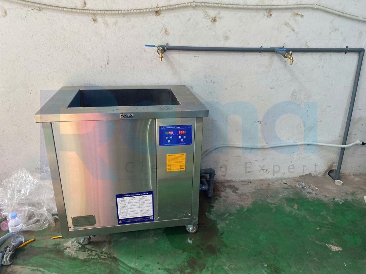 Bể siêu âm công nghiệp rửa chi tiết cơ khí GM88L tại Công ty Đúc HSK Bắc Ninh 9 Mặt trước bể siêu âm Rama GM88L với bảng điều khiển và nhãn hướng dẫn