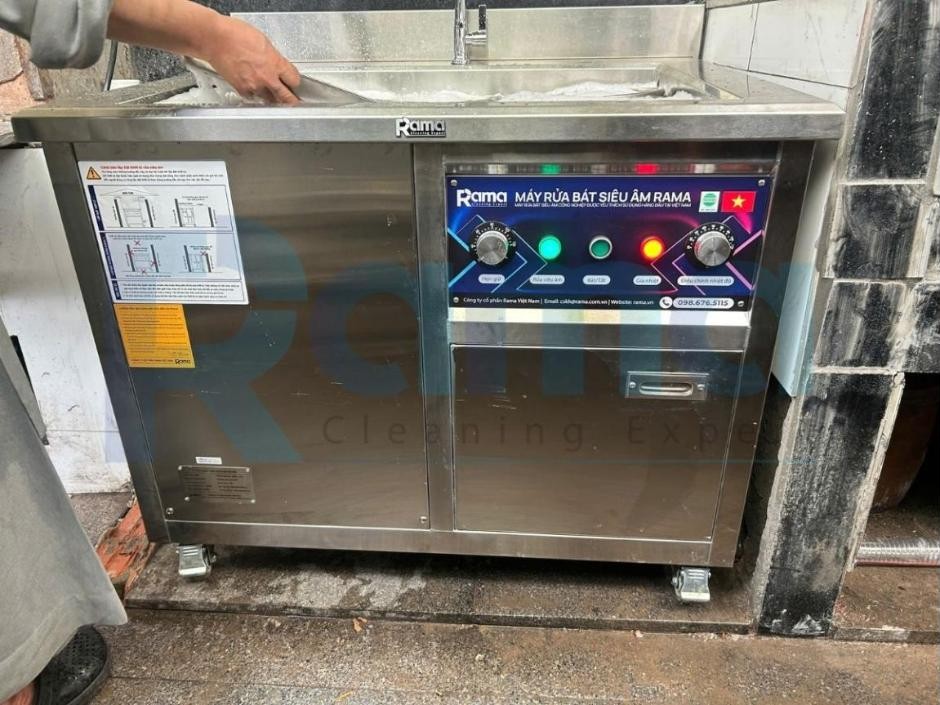 Bàn giao máy rửa bát siêu âm Rama RB1000 phục vụ bếp ăn nhà chùa tại TP.HCM 9 Bảng điều khiển máy rửa bát siêu âm Rama RB1000 với núm hẹn giờ, đèn siêu âm, gia nhiệt và điều chỉnh nhiệt độ