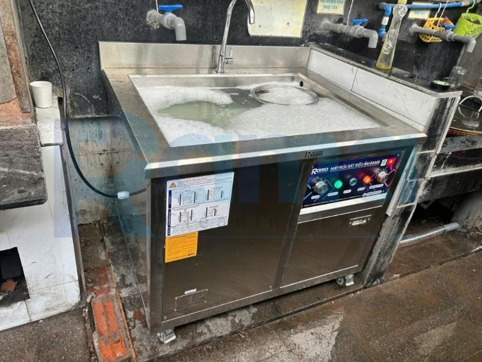 Bàn giao máy rửa bát siêu âm Rama RB1000 phục vụ bếp ăn nhà chùa tại TP.HCM 8 Bể rửa inox của máy rửa bát siêu âm RB1000 chứa nước và bọt trong quá trình vận hành