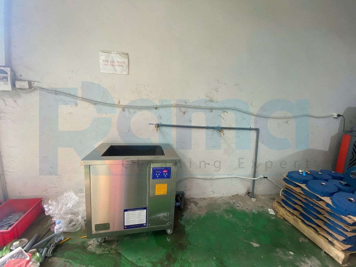 Bể siêu âm công nghiệp rửa chi tiết cơ khí GM88L tại Công ty Đúc HSK Bắc Ninh 12 Bể rửa siêu âm GM88L đặt cạnh tường, bên cạnh pallet vật tư