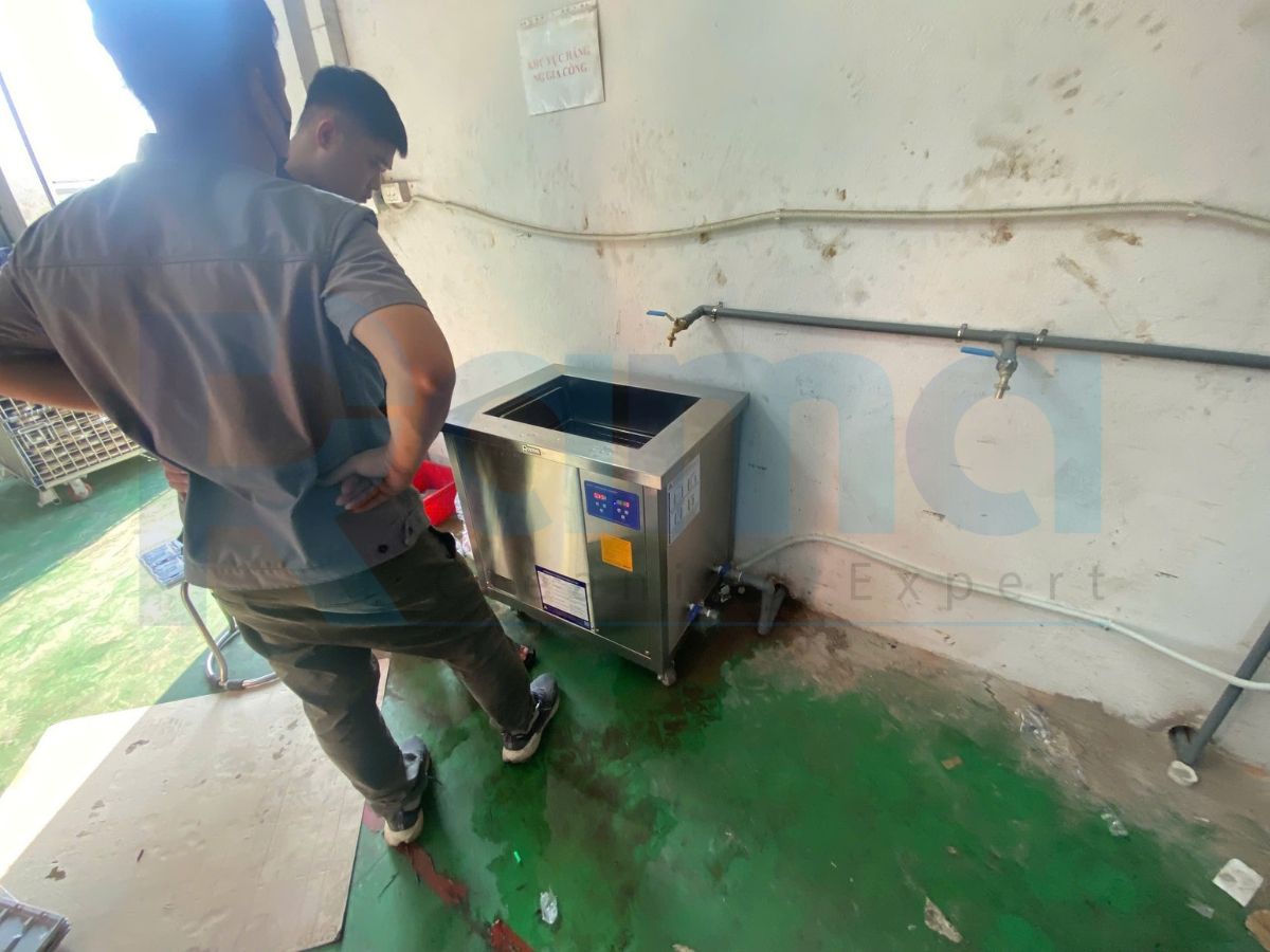 Bể siêu âm công nghiệp rửa chi tiết cơ khí GM88L tại Công ty Đúc HSK Bắc Ninh 8 Kỹ thuật viên và nhân sự xưởng đứng cạnh bể siêu âm Rama GM88L tại Công ty Đúc HSK Bắc Ninh