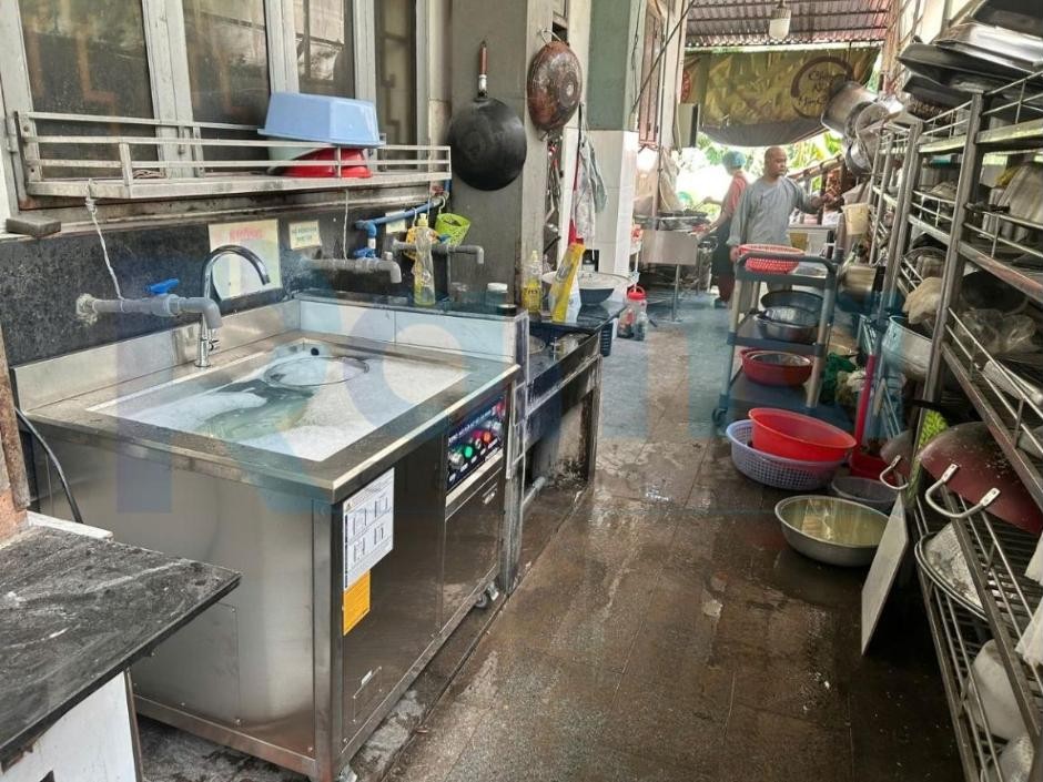 Bàn giao máy rửa bát siêu âm Rama RB1000 phục vụ bếp ăn nhà chùa tại TP.HCM 10 Khu bếp ăn tập thể của nhà chùa với máy rửa chén siêu âm RB1000 đặt cạnh khu sơ chế và kệ dụng cụ nấu ăn