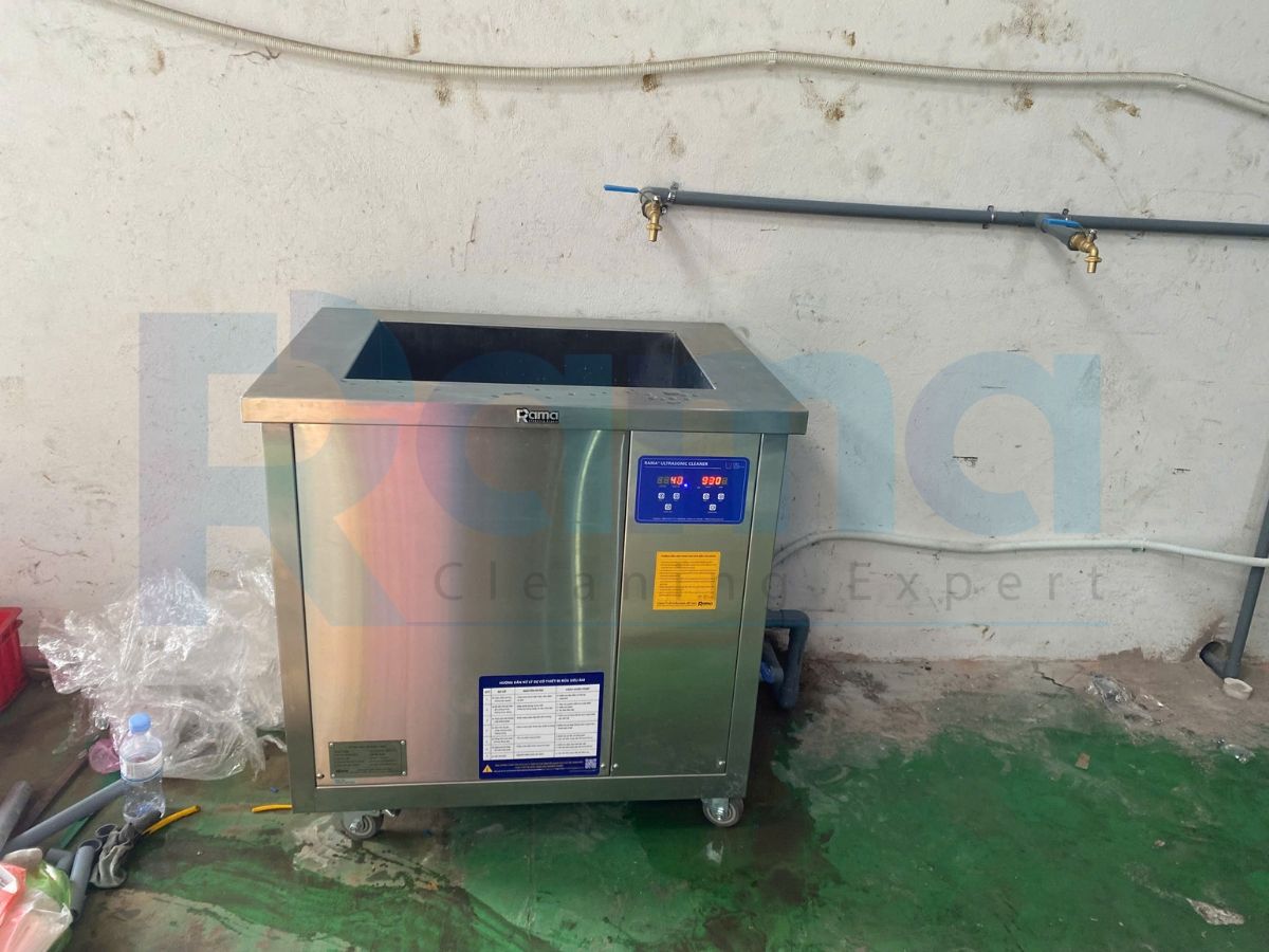 Bể siêu âm công nghiệp rửa chi tiết cơ khí GM88L tại Công ty Đúc HSK Bắc Ninh 13 Cận mặt trước bể siêu âm GM88L trên nền xưởng sơn xanh