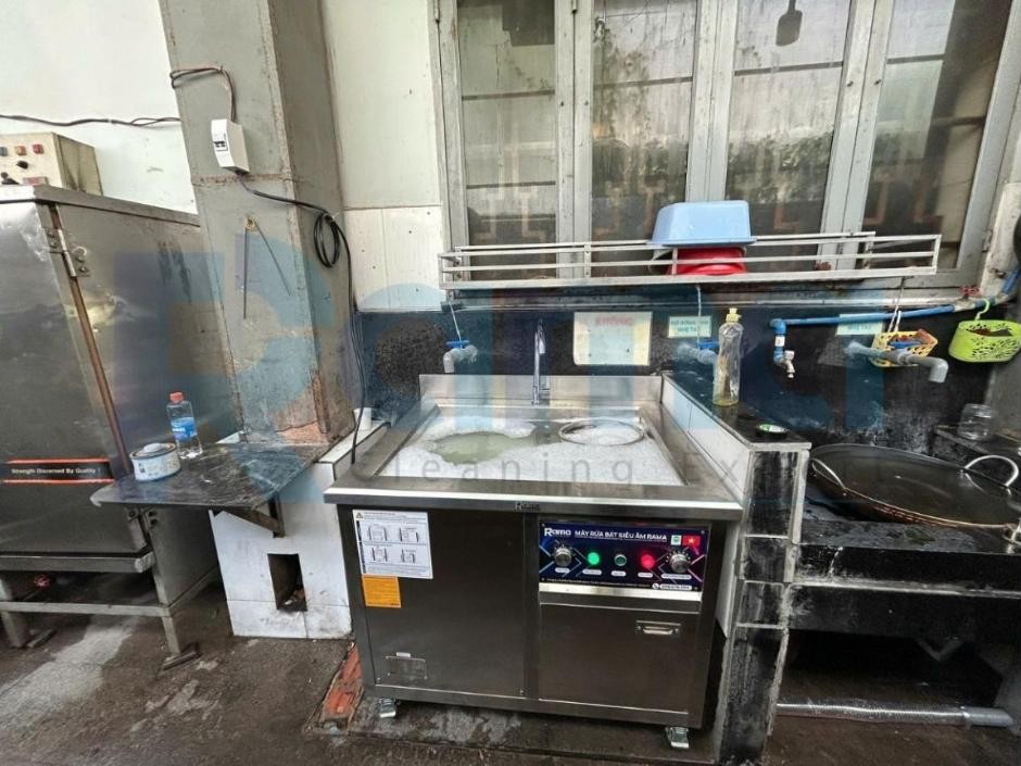 Bàn giao máy rửa bát siêu âm Rama RB1000 phục vụ bếp ăn nhà chùa tại TP.HCM 6 Máy rửa bát siêu âm Rama RB1000 lắp đặt trong khu bếp ăn nhà chùa tại TP.HCM