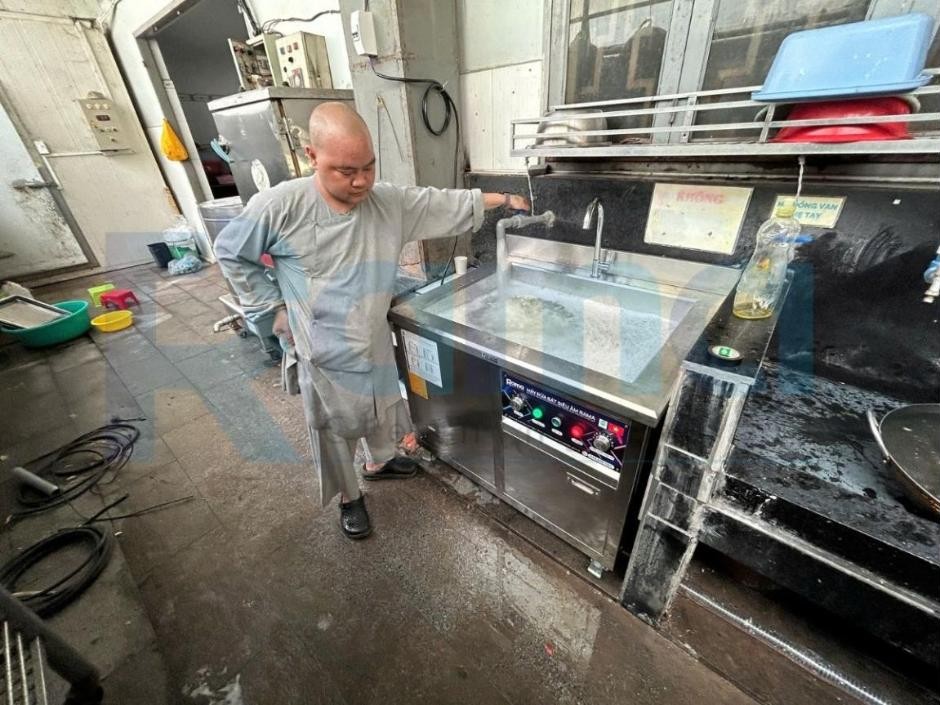 Bàn giao máy rửa bát siêu âm Rama RB1000 phục vụ bếp ăn nhà chùa tại TP.HCM 7 Thầy bên cạnh máy rửa bát siêu âm RB1000 đang cấp nước vào bể rửa tại bếp chùa